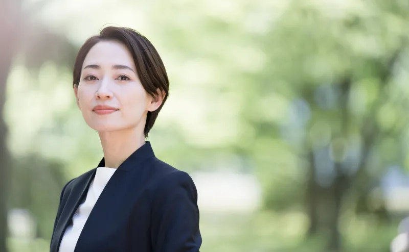 ジャケット姿で微笑む女性